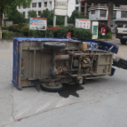 小车超车未保持车距 酿成事故负全责