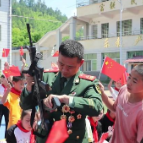 庆“六·一” | 中国武警“十大忠诚卫士”何剑波走进八面山中学宣讲国防知识
