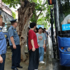 爱心送考：市一中150余名高考考生安全抵达考试驻地