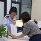 市税务局：微笑服务群众  擦亮窗口“名片”
