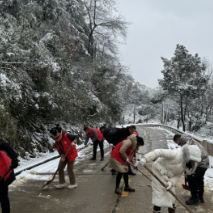 迎战低温雨雪冰冻天气 ▏回龙山瑶族乡：紧急出动保畅通