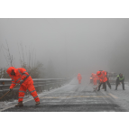 迎战低温雨雪冰冻天气 | 市公路建设养护中心：融雪除冰 安全保畅