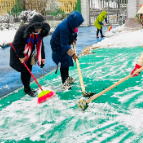 迎战低温雨雪冰冻天气 | 市教育局：扫雪除冰保平安