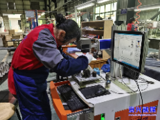 开年拼经济 开局即决战 ▏铧钢精密制造有限公司：开足马力赶订单 力争新年“开门红”