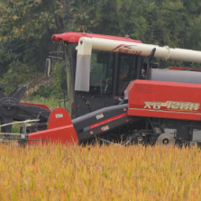 “回收+收割”两不误  先进农机来帮忙