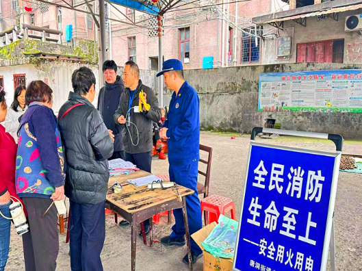 唐洞街道:消防安全服务送到“家门口” 筑牢居民温暖过冬“防火墙”