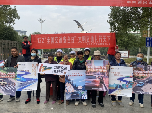 市交警大队开展第十四个 “全国交通安全日”主题宣传活动