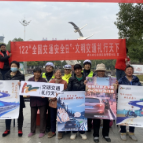 市交警大队开展第十四个 “全国交通安全日”主题宣传活动