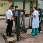 唐洞街道大全路社区：男子醉酒昏迷户外 社区医护民警接力救助