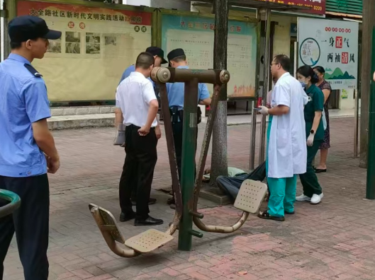 唐洞街道大全路社区：男子醉酒昏迷户外 社区医护民警接力救助
