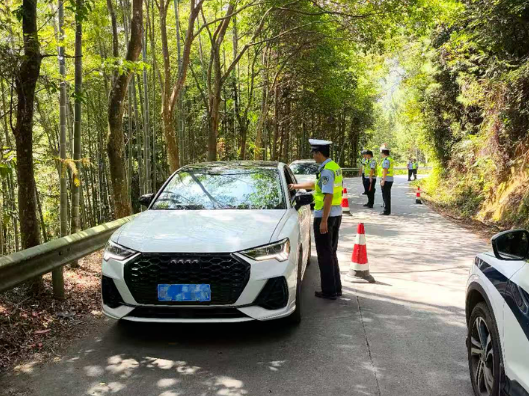 汤溪派出所联合市交警开展道路交通违法专项联合执法行动