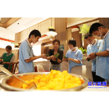 爱心商家邀请特教学生共迎端午
