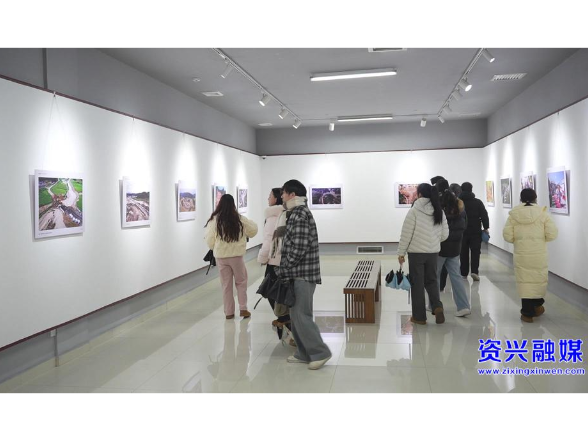 青年学子参观摄影展:透过镜头看文化深邃