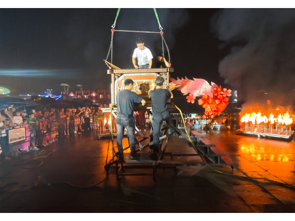 惊险魔幻！知名魔术师邓男子东江湖畔上演高空实景逃脱秀
