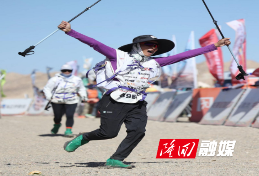 踏黄沙砺初心 守善行践担当 “湖南好人”刘成家勇挑戈赛121公里