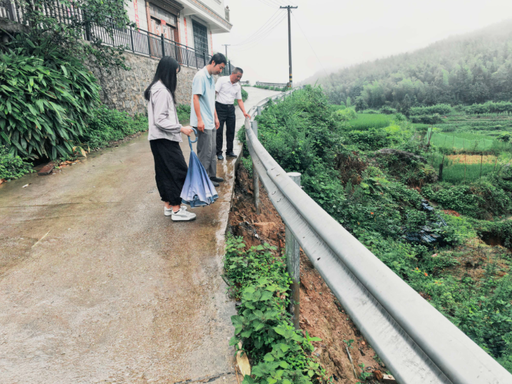 虎形山瑶族乡连夜巡查地质灾害隐患点