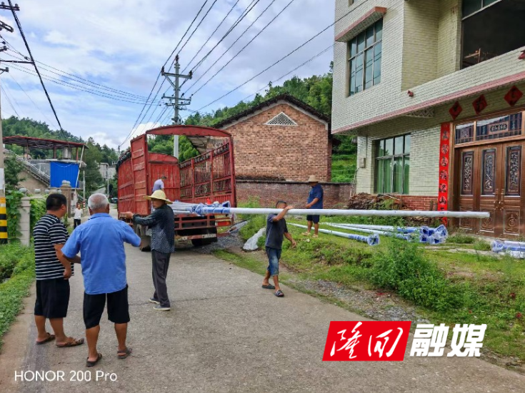 荷田乡蒋玉牌村企业家马建助力家乡路灯建设