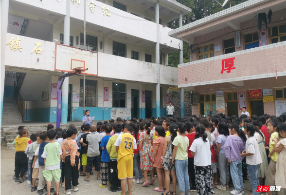 鸭田镇在辖区学校开展防溺水安全应急演练