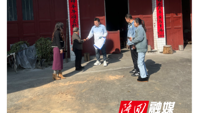 金石桥镇南龙村开展“惠民政策入户”活动