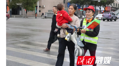 隆回：“汇聚志愿红 温暖文明城”志愿服务在行动