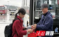 乘客大意丢包 好心司机拾金不昧暖人心