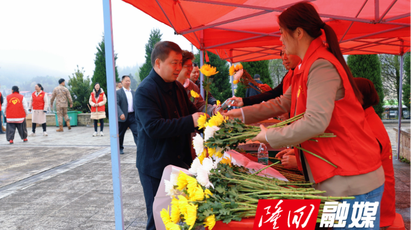 隆回县退役军人事务局开展清明志愿服务 免费赠花讲解暖民心