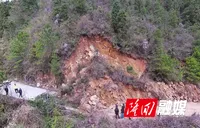 S334省道隆回荷田段山体滑坡 多方联动17小时抢通受阻路段