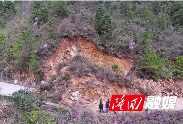 S334省道隆回荷田段山体滑坡 多方联动17小时抢通受阻路段
