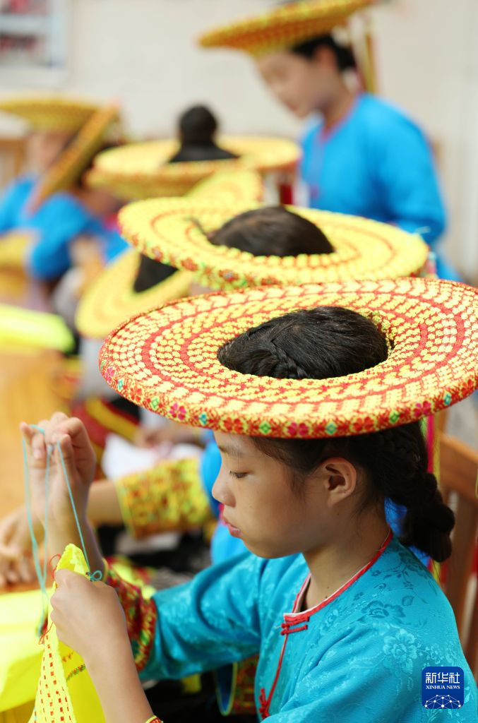 6月24日,湖南省邵阳市隆回县虎形山瑶族乡中心学校的学生在学习挑花。.jpg 6月24日,湖南省邵阳市隆回县虎形山瑶族乡中心学校的学生在学习挑花。.jpg