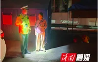 高速交警深夜救助迷途老人 暖心安顿照亮回家路