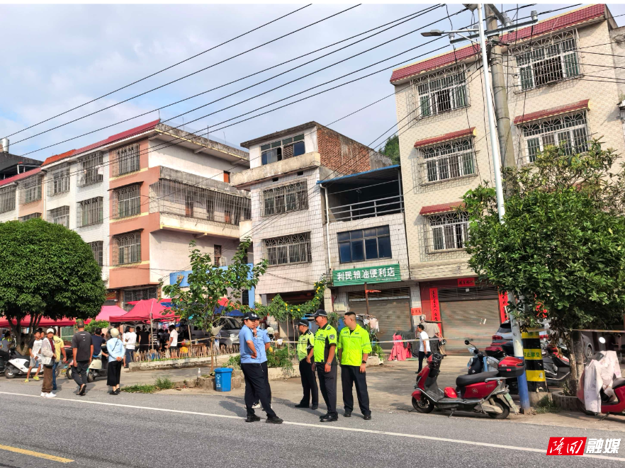 还路于民保畅通 南岳庙镇开展沙子坪马路市场专项整治