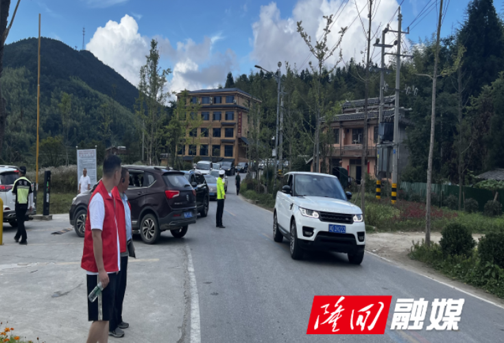 “红马甲”守护烟火盛会——小沙江镇全力护航文旅活动