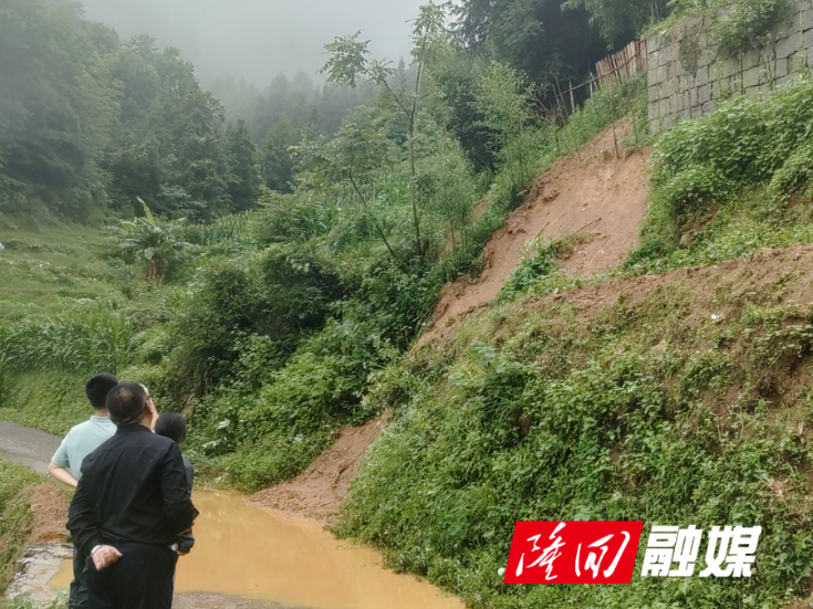 金石桥镇聚群村：干群同心 全力迎战持续强降雨