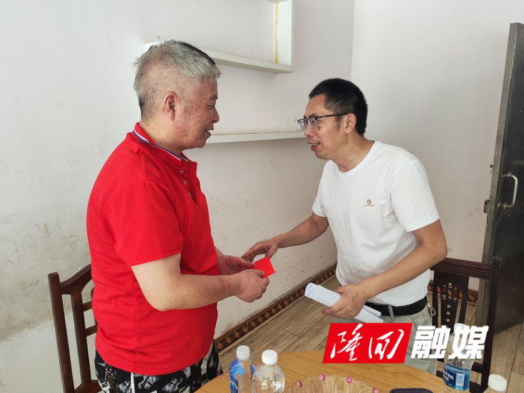 隆回县人社局开展“七一”走访慰问老党员、困难党员活动