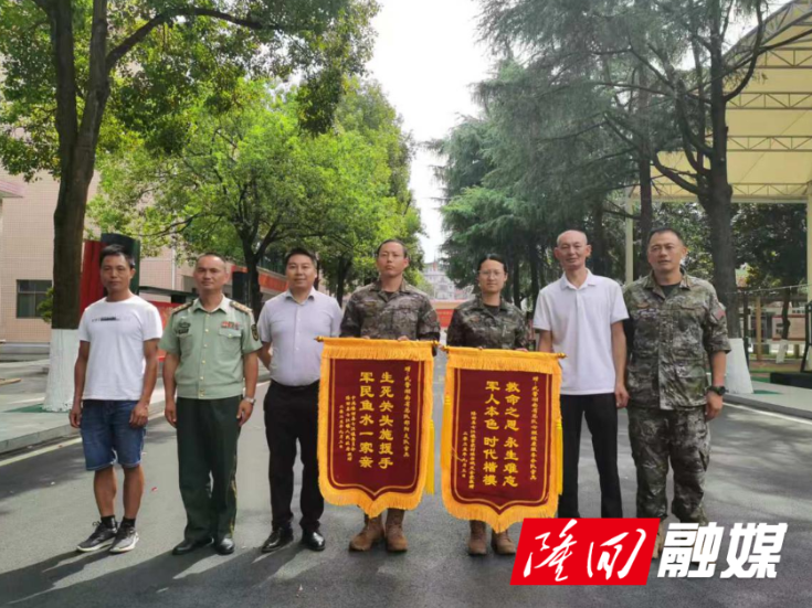七江镇：武警战士勇救轻生女子