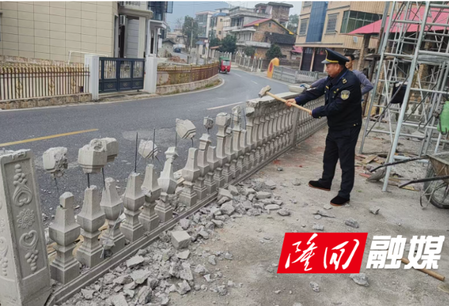 隆回县交通运输执法大队依法拆除涉路违法建筑 筑牢交通安全防线