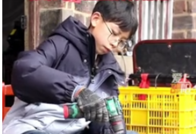 15岁邵阳小孩哥不止会造车，村里的“万能修”热心助人，修家电、装监控样样精通！