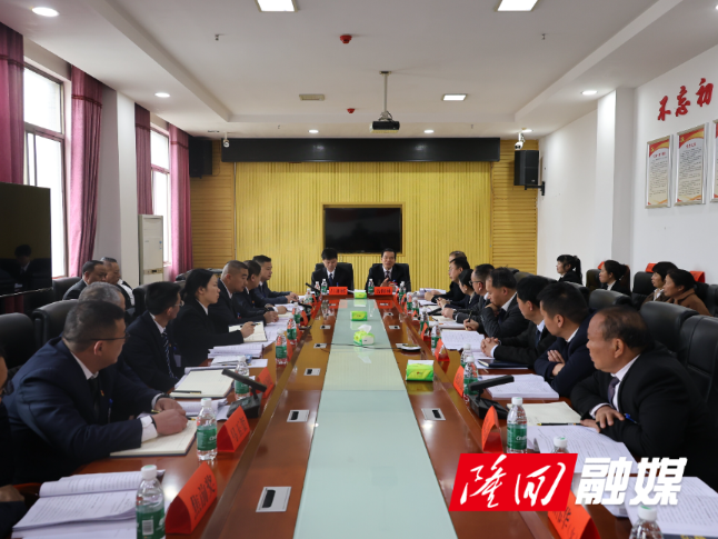 【聚焦两会】隆回县第十七届人民代表大会第六次会议：曾梅林参加第六代表团讨论