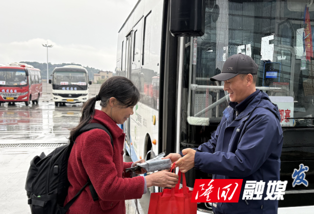 乘客大意丢包 好心司机拾金不昧暖人心