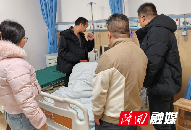 荷香桥镇竹叶村驻村工作队与村“两委”合力救援受伤老人