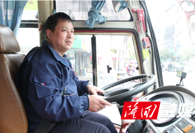 乡村客运司机坚守日常 雷锋精神点亮乡间出行路