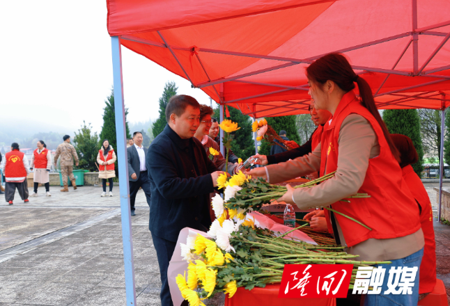 隆回县退役军人事务局开展清明志愿服务 免费赠花讲解暖民心