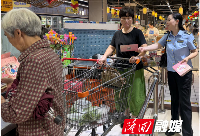 隆回县市监局开展“5·25爱肤日”化妆品科普宣传活动