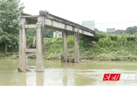 司门前镇：洪水冲损人行便桥 紧急拆桥保出行安全