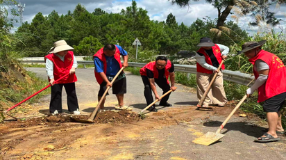 暴雨引发山体滑坡堵路 周旺镇党员干部紧急清障保畅通