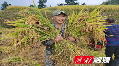 大水田乡香溪村助力秋收 喜迎大丰收