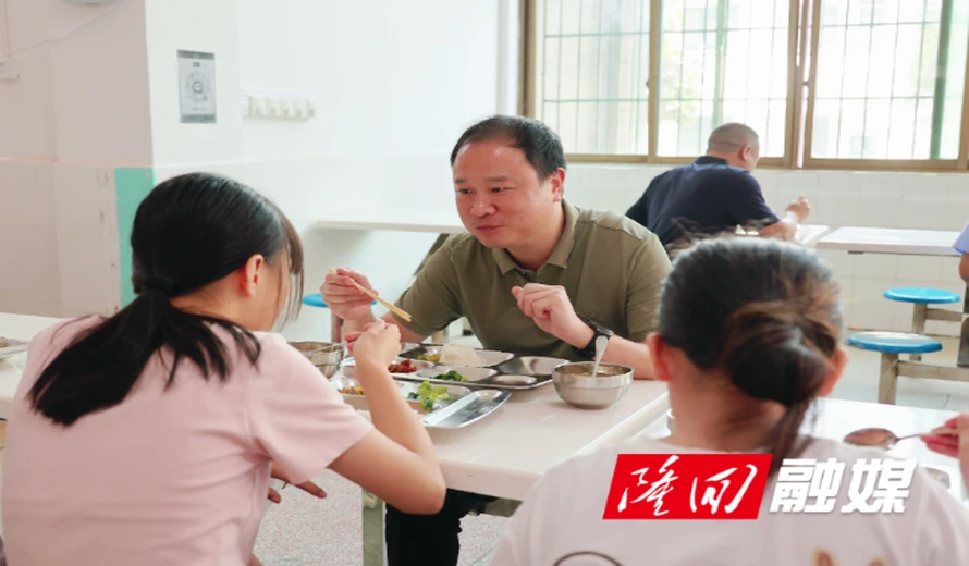李谋到滩头镇开展校园食品安全督导并陪餐