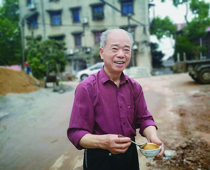 《株洲晚报》:热心老人自制冰镇果汁 为工地工人送清凉