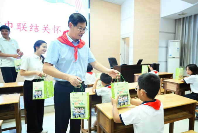 邹志超、石慧彬开展“六一”儿童节慰问活动
