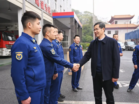 石峰区“四大家”领导开展春节前走访慰问